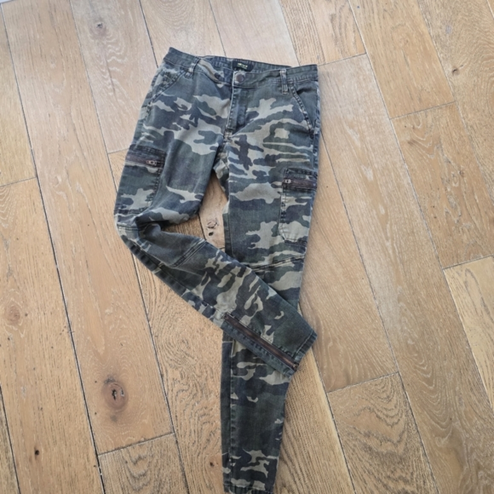 Forever 21 size 28 Camo skinny jeans‎ with ankle zippers